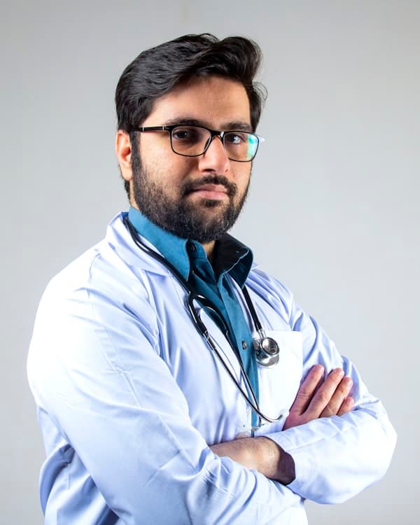 Veterinario con estetoscopio sobre fondo claro