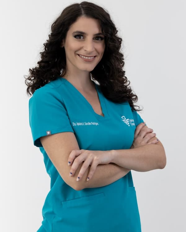 Veterinaria con uniforme verde sobre fondo claro